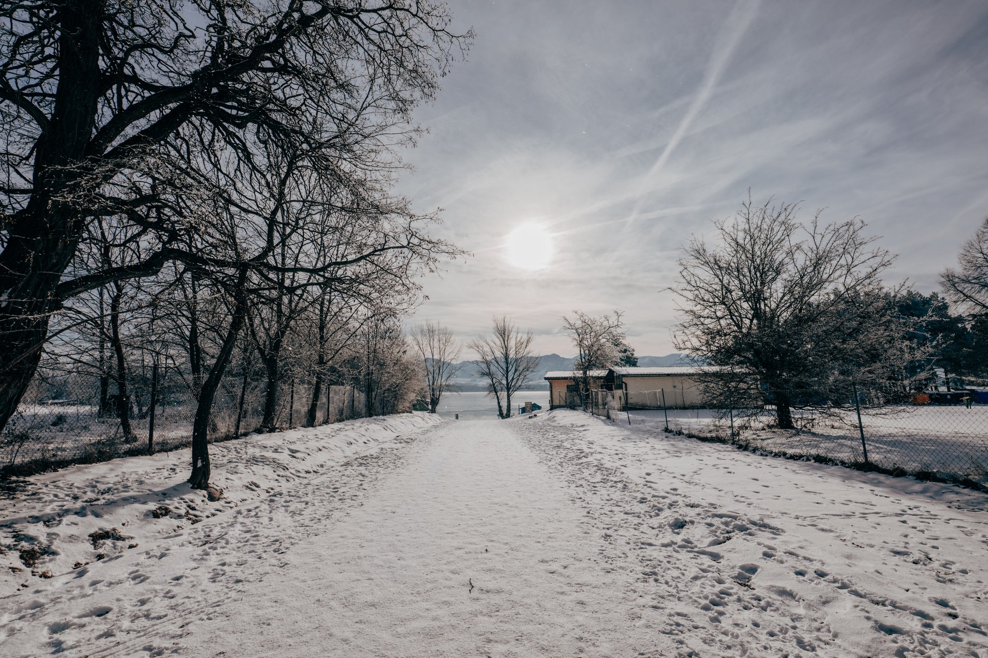 Zasnežená cesta smerujúca k Liptovskej Mare
