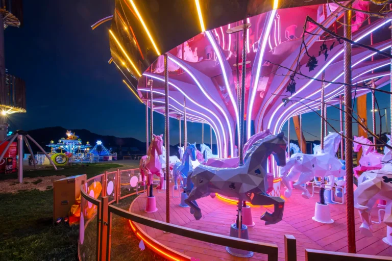 Osvetlený kolotoč s deťmi vo FUN Centre