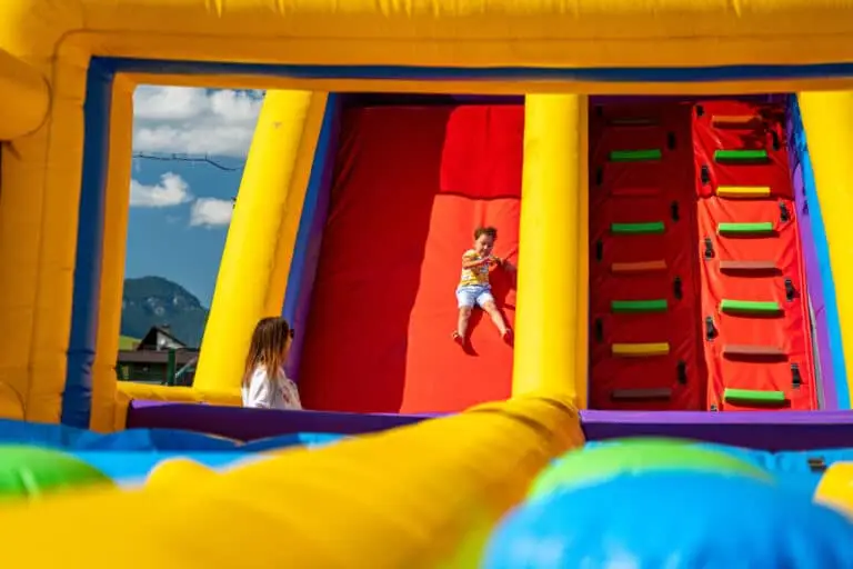 Deti na nafukovacej šmykľavke v Kids Zone