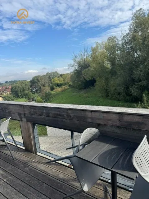Terasa so stolíkom a stoličkami s výhľadom do zelene