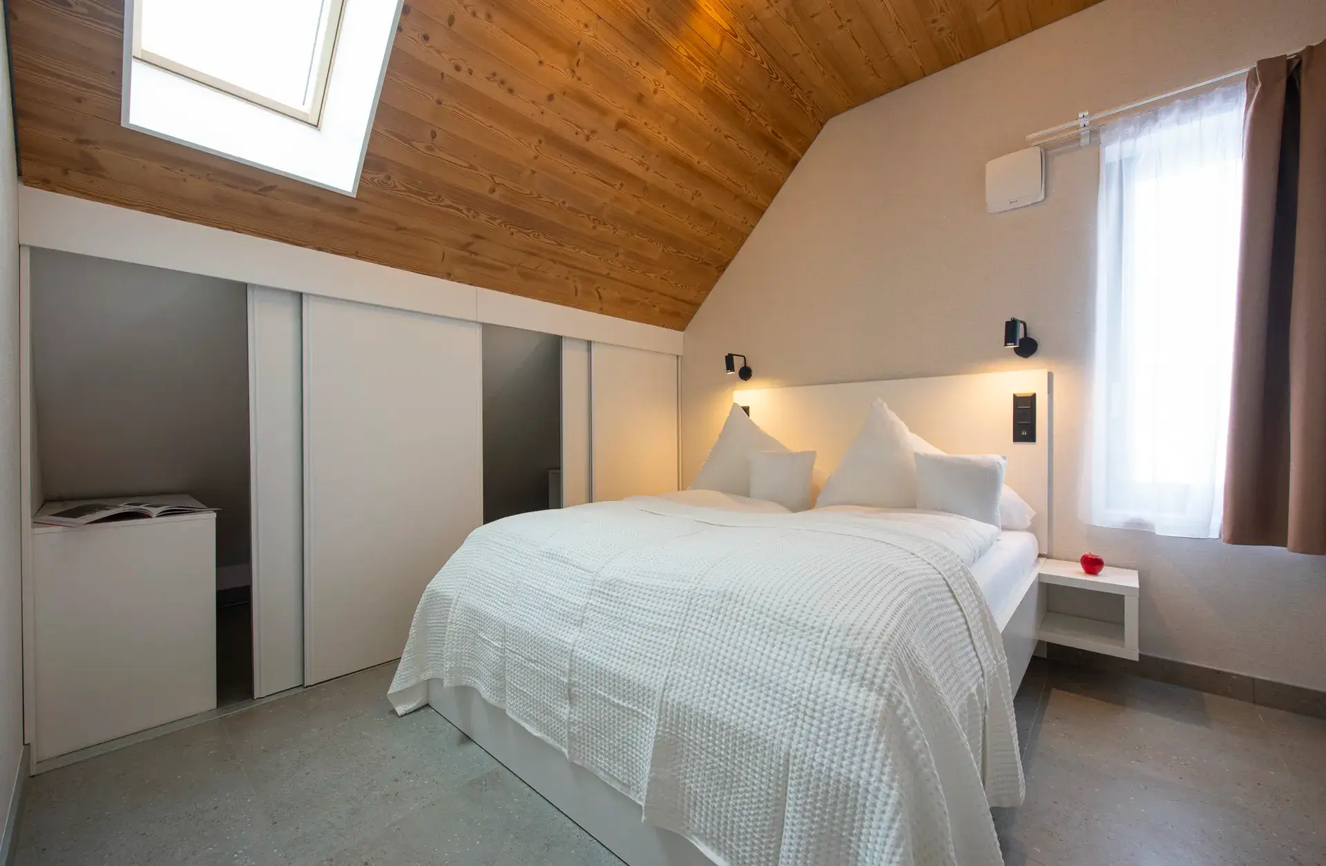 Spálňa so strešným oknom vo vzorovom mezonete LUXURY