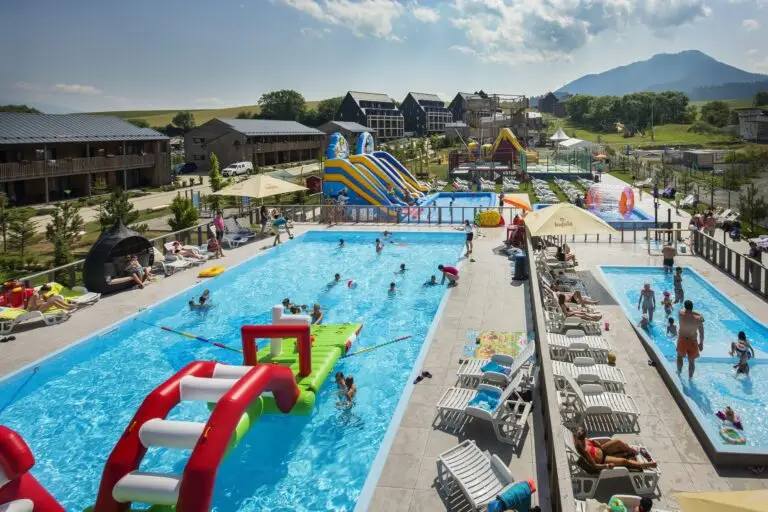Rodiny pri bazénoch a vodných atrakciách Aqua FUN v Demänová Rezorte