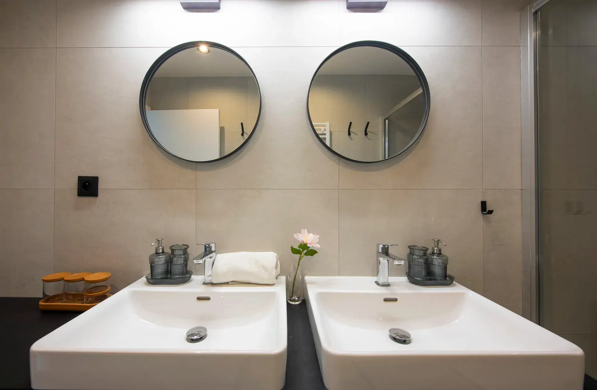 Kúpeľňa s dvomi umývadlami vo vzorovom mezonete LUXURY