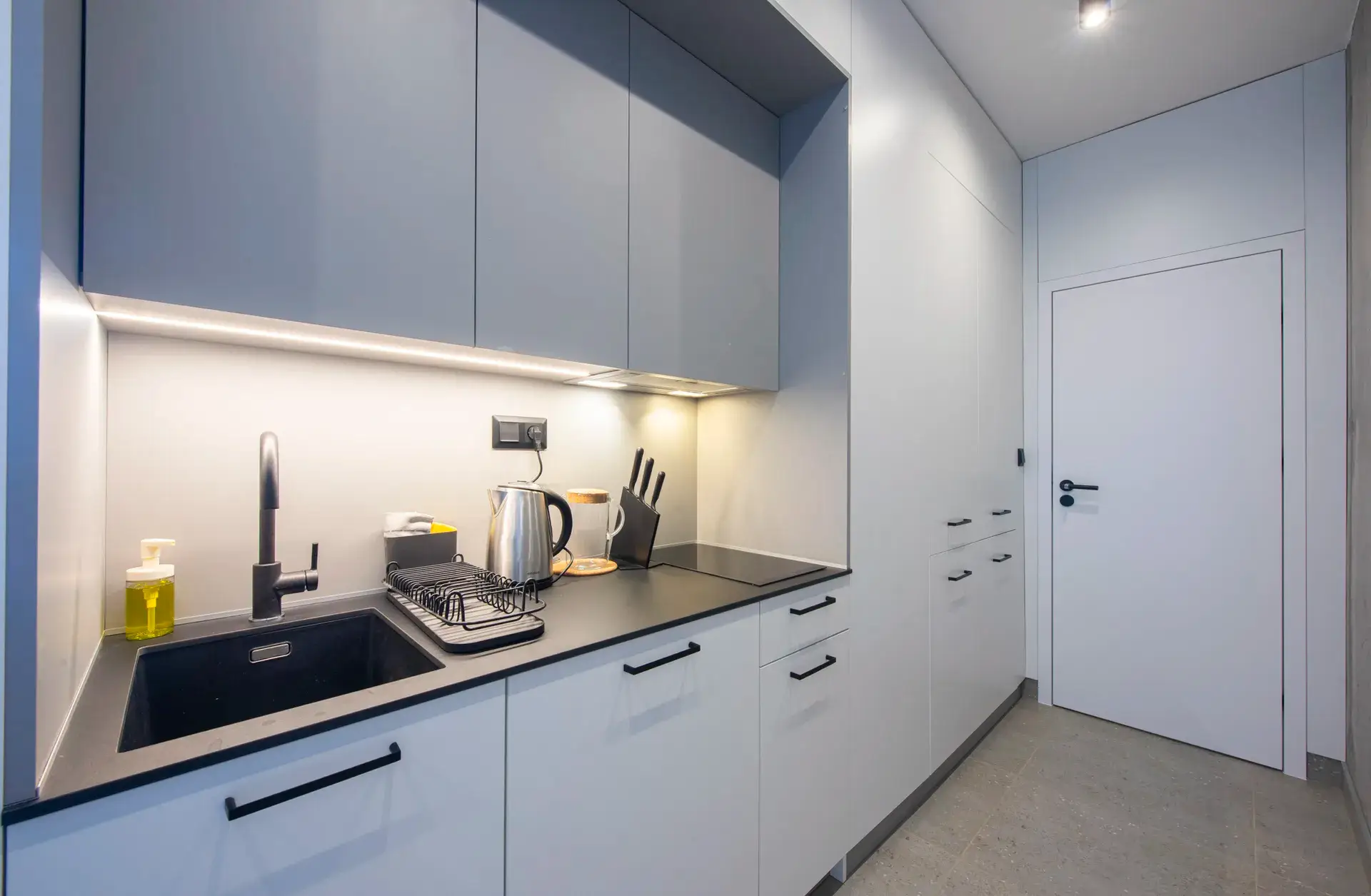 Kuchynská linka vo vzorovom menšom apartmáne LUXURY